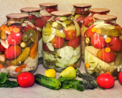 Válogatott zöldségek télen: fehér káposzta, padlizsán, cukkini. Édes bors, alma, gombák, paradicsom, cseresznye szilva, sárgarépa és hagyma - a legfinomabb receptek