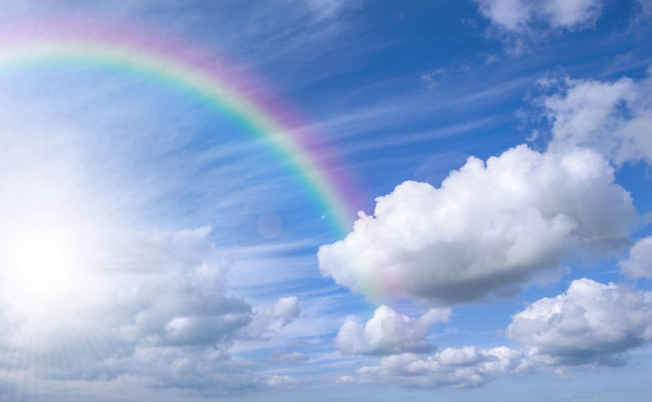 Pourquoi l'arc-en-ciel de la couleur dans le ciel rêve-t-il?