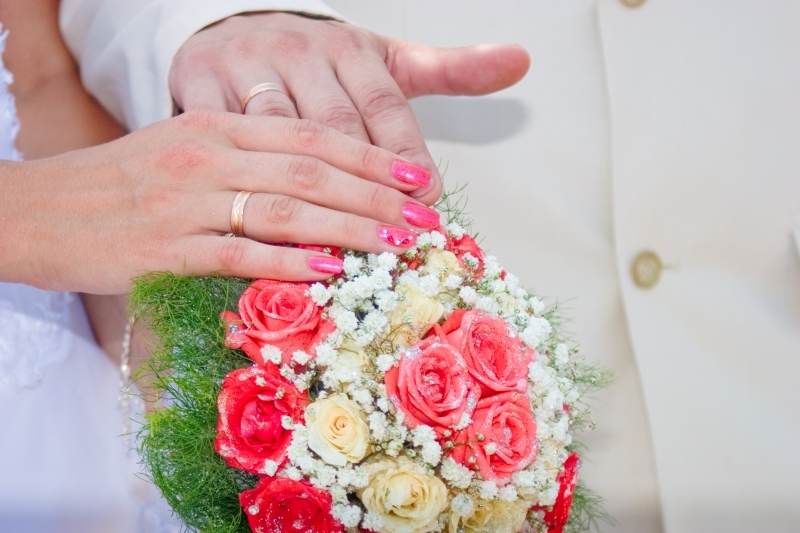 Manikur merah muda klasik untuk pernikahan