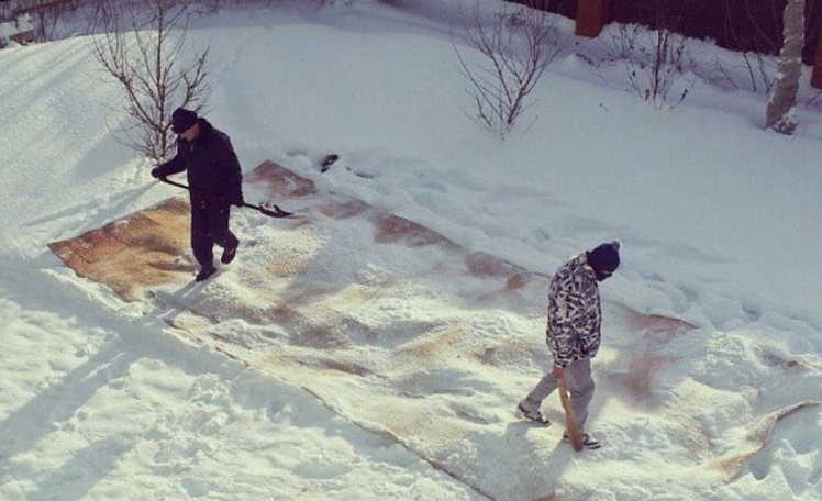 Palace cleaning in the snow