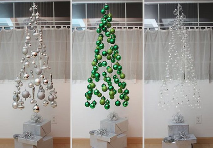 Vzpostavljeno božično drevo iz novoletnih igrač