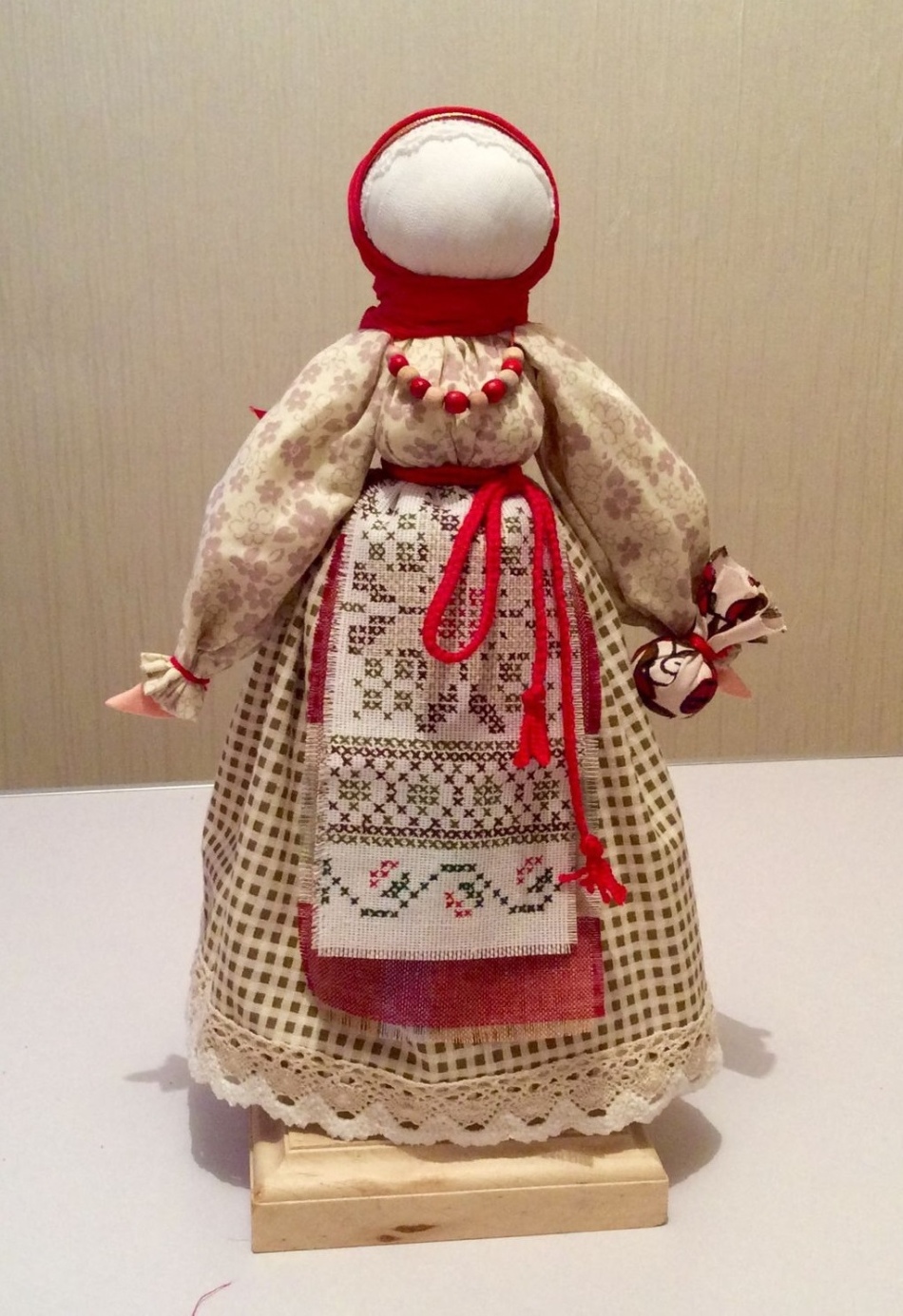 Bereginye Doll Beregin σε μια απλή ρόμπα στο σπίτι