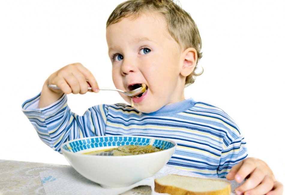 Otrok jemlje hrano