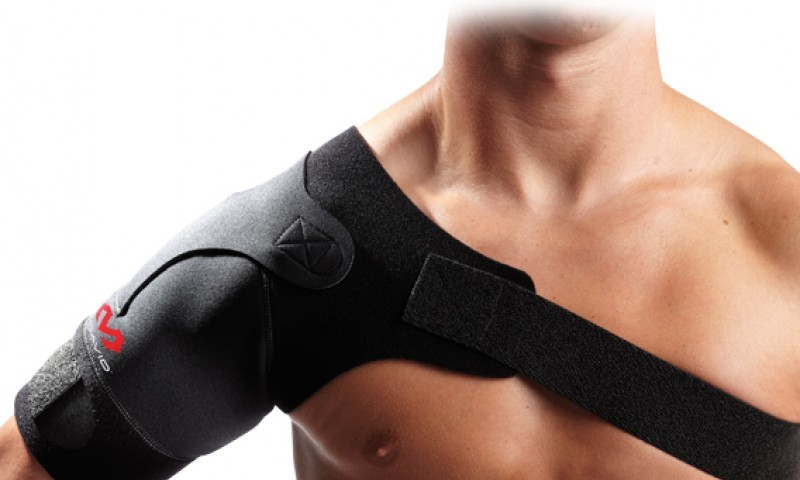 Une fixation de bandage sur le joint de l'épaule: indications d'utilisation, variété. Comment choisir et faire un bandage à l'épaule vous-même?