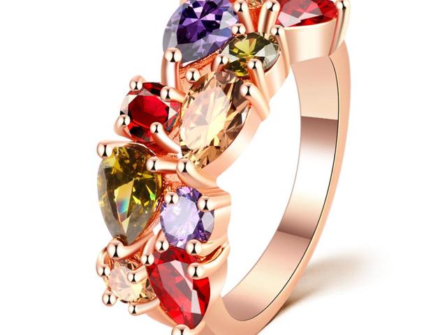 Bagaimana cara memilih dan membeli cincin emas perempuan dan pria dengan berlian untuk aliexpress dari emas merah, kuning dan putih? Cincin Emas untuk Keterlibatan AliExpress, dengan Stones: Katalog, Harga, Foto