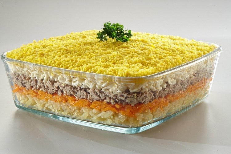 Mimosa -Salat mit Spratsschichten