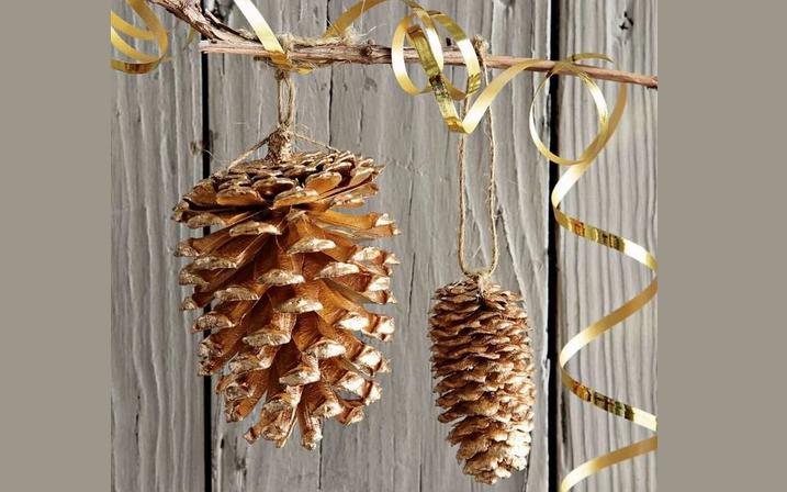 Garland from cones to the New Year