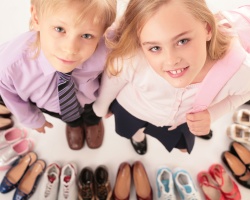 Hogyan lehet megtudni és kiválasztani a gyermekcipők méretét életkor szerint? A gyermekcipők mérete és dimenziós rács az USA -ban, Oroszországban, Kínában, Aliexpress centiméterben kor szerint