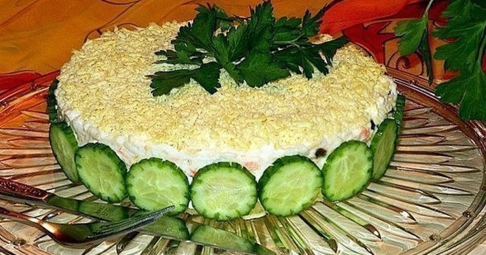 Az ünnepi puff -saláta dekorációja 