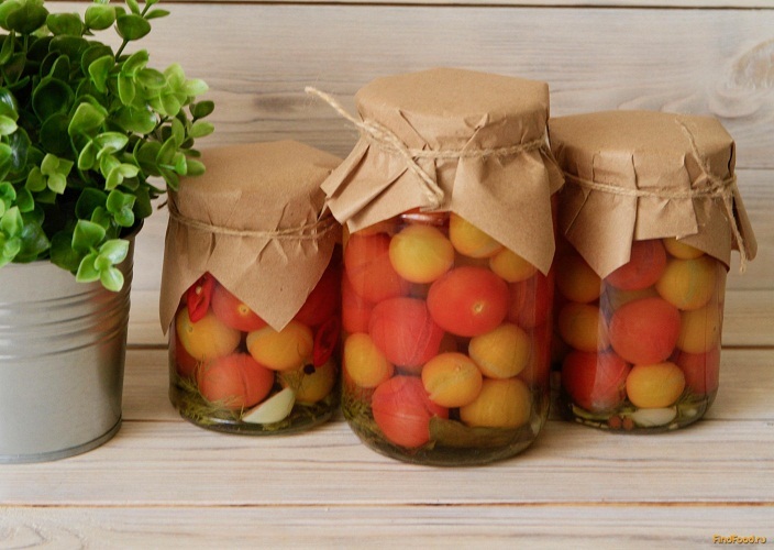 Vloženi češnjev paradižnik brez sterilizacije