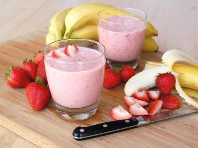 Banana smoothie with strawberries