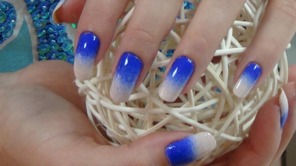 Шикарный омбре на длинных ногтях в сине-белых тонах