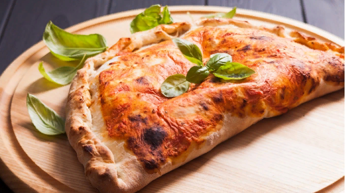 Zárt pizza a fennmaradó élesztő tészta