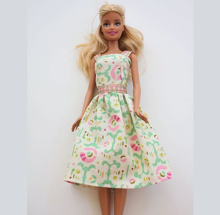 Vous pouvez coudre une telle robe d'été pour Barbie Doll