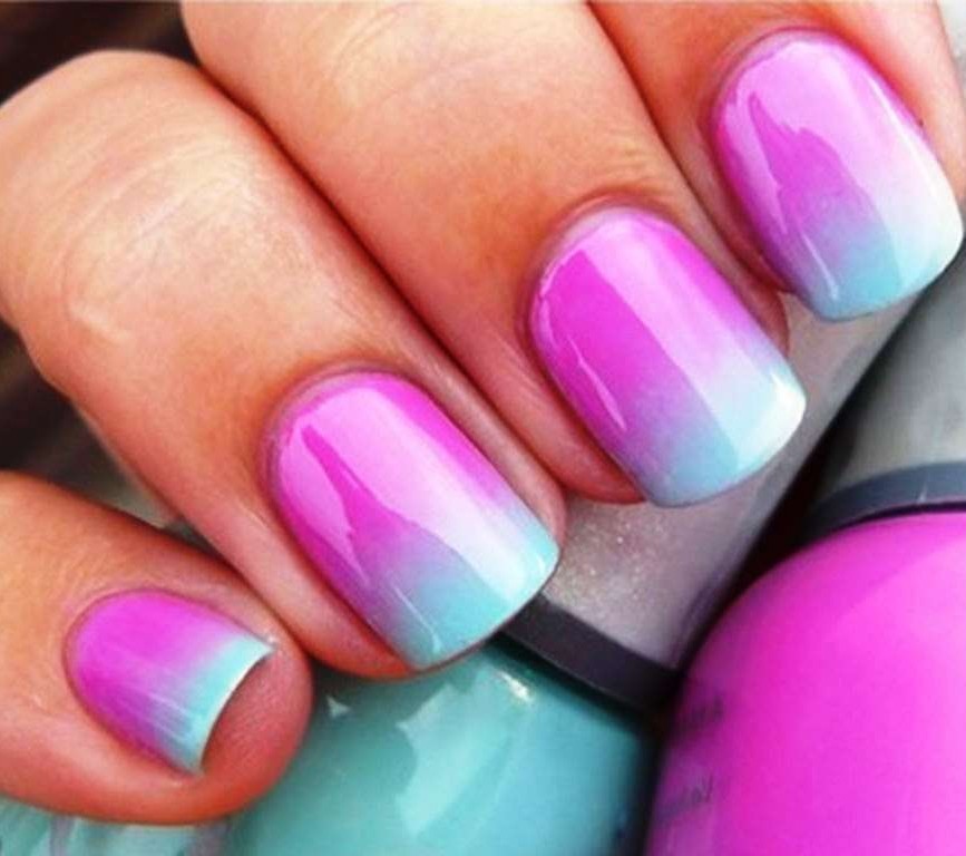 Необычное сочетание розового, голубого лака на ногтях в стиле омбре