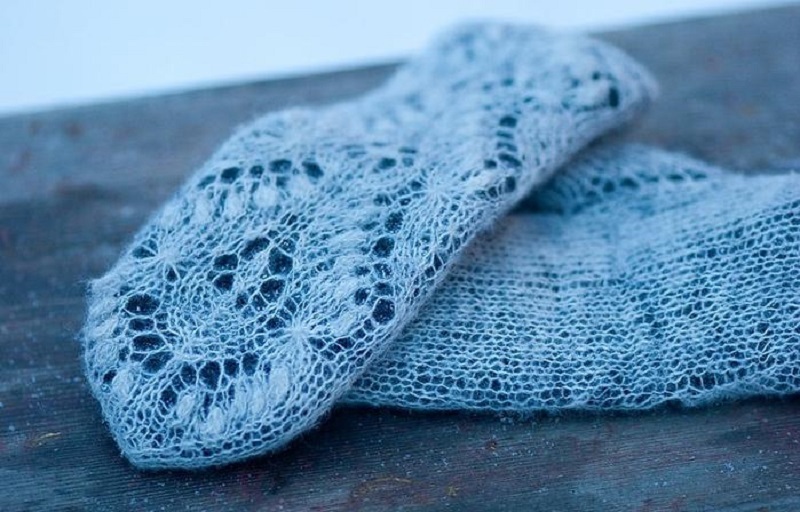 Mittens openwork สีน้ำเงินบาง ๆ ที่มีลวดลายที่สวยงาม