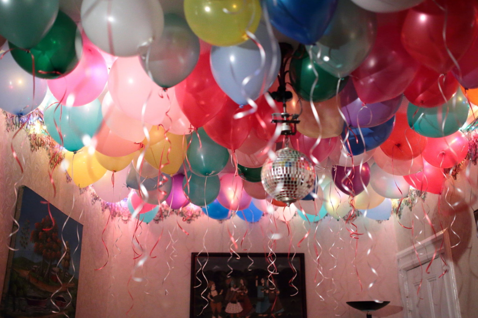 How to decorate the room with balls for a birthday
