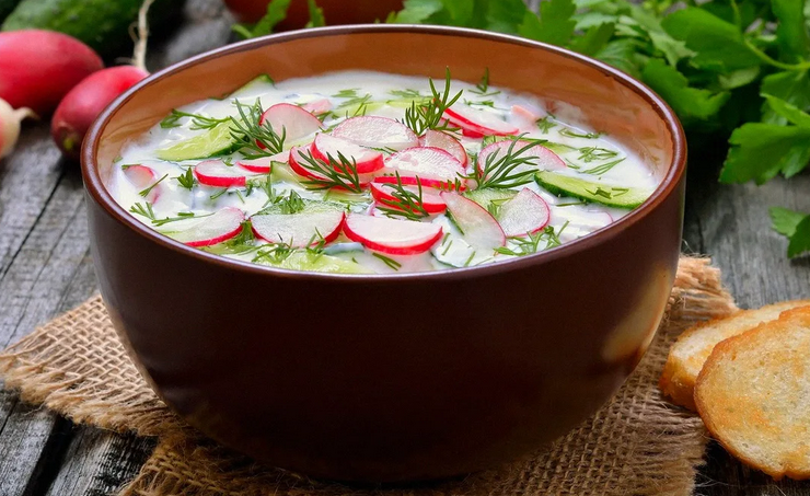 Okroshka yang lezat dengan daging, telur, dan lobak