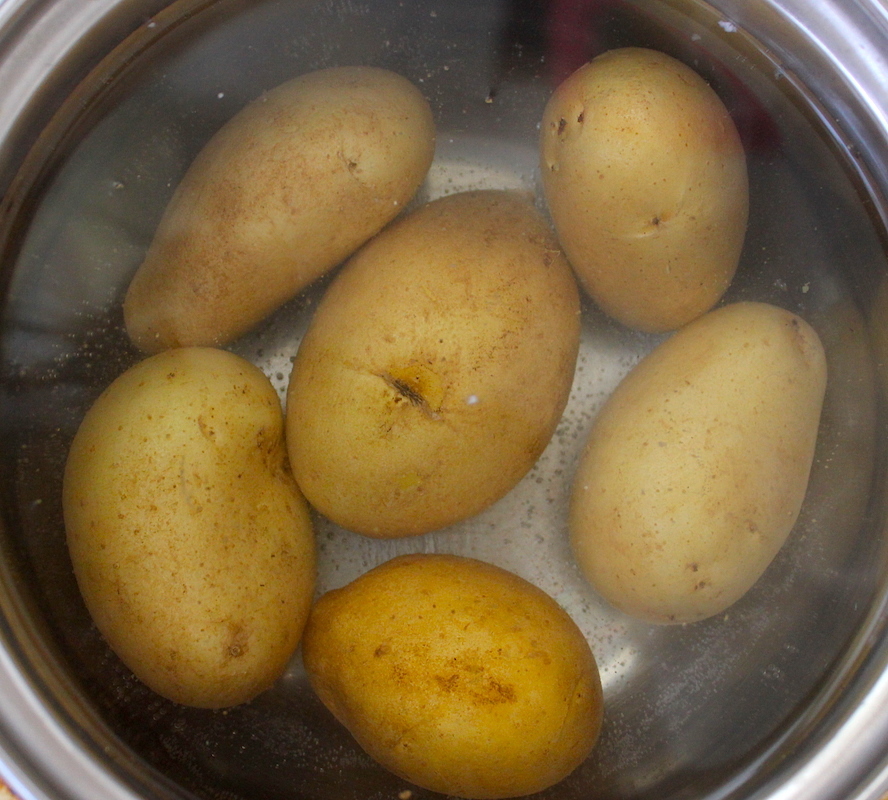 Как варить молодую картошку в мундире