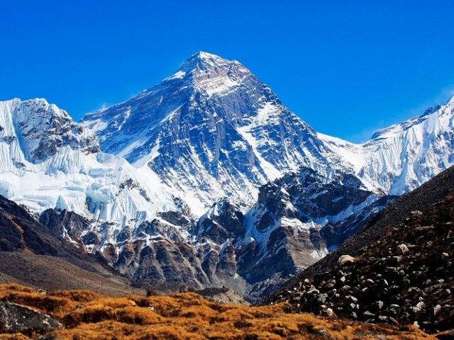 Najvyšší vrchol sveta Everest: výška, klíma, žijúci svet, súradnice Mount Jomolungma, toponymy mena, objavovatelia, nebezpečné fakty a nuansy vzostupu. Ako ovplyvňuje ľudská činnosť ekológiu najvyššieho horského Everestu?