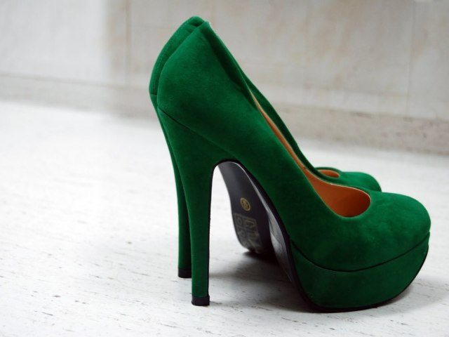 What shoes are suitable for an emerald dress? What to wear emerald shoes with?