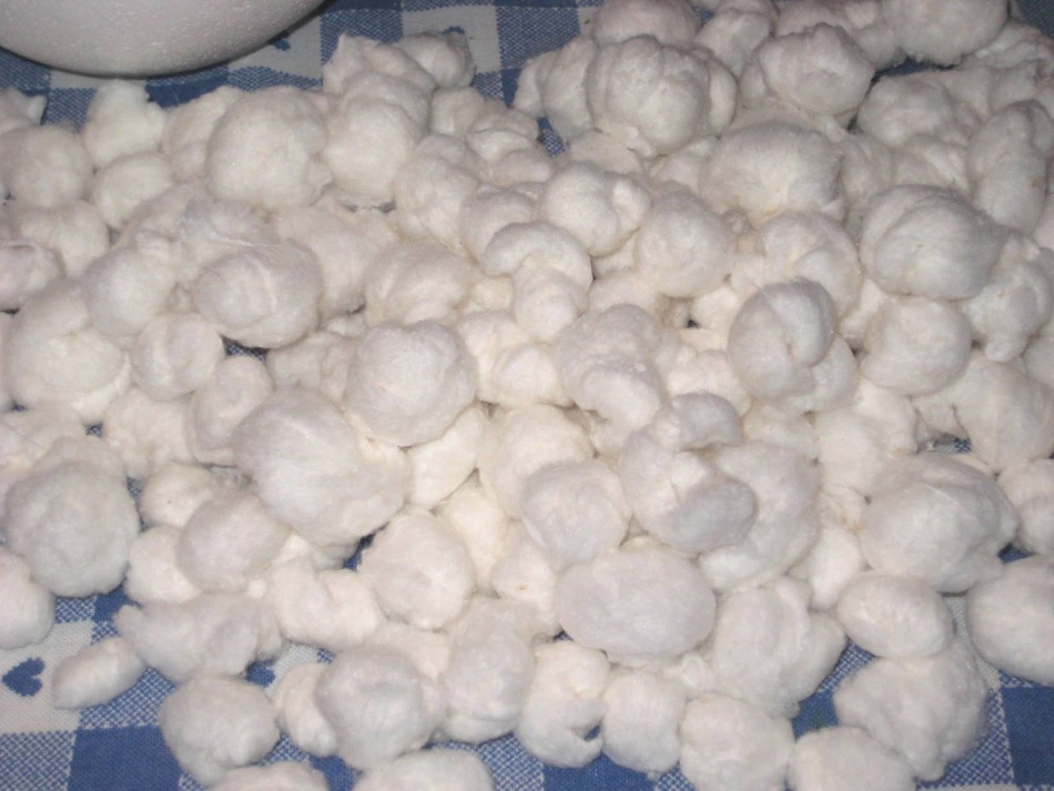 How to make snowballs from paper and cotton wool?