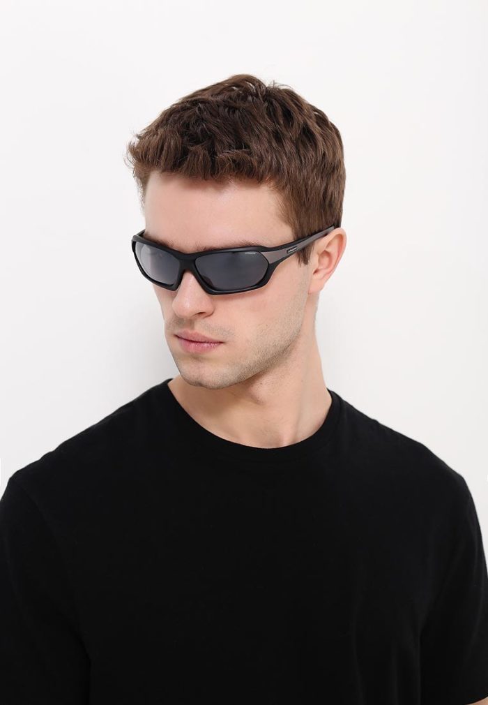 Polaroid γυαλιά ηλίου σε ένα ματ πλαίσιο