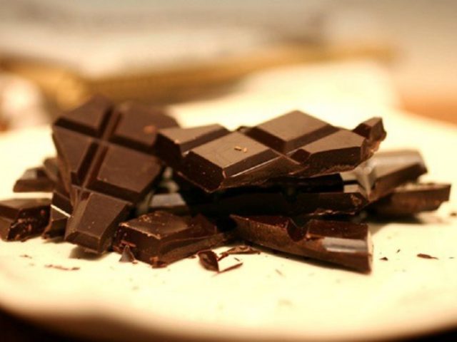 Технология удаления шоколадного пятна, средства, которые помогут отстирать свежие шоколадные пятна, чистящие растворы для застарелых пятен от шоколада. Как отстирать шоколад с белой, темной, деликатной или цветной ткани?