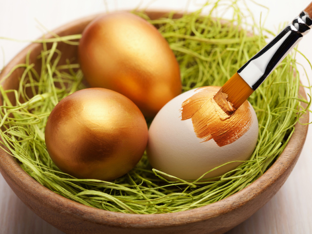 Как красиво покрасить яйца на Пасху луковой шелухой, салфетками в ткани? Роспись пасхальных яиц в домашних условиях: схемы, рисунки