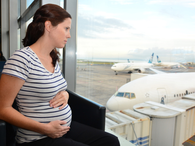 Können schwangere Frauen mit dem Flugzeug fliegen? Flug von schwangeren Frauen in einem Flugzeug: Regeln