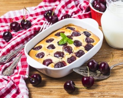 Klafuti Prancis - Makanan penutup yang lezat dengan ceri, stroberi, blueberry, kismis, pir: resep langkah demi langkah, foto, video