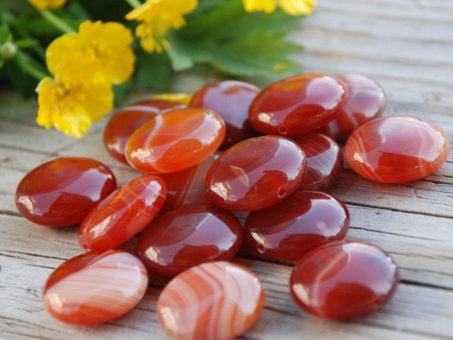 La piedra católica es una característica general, mágica y propiedades terapéuticas. La influencia de Carnelian en diferentes signos del zodiaco: hechos interesantes sobre piedra