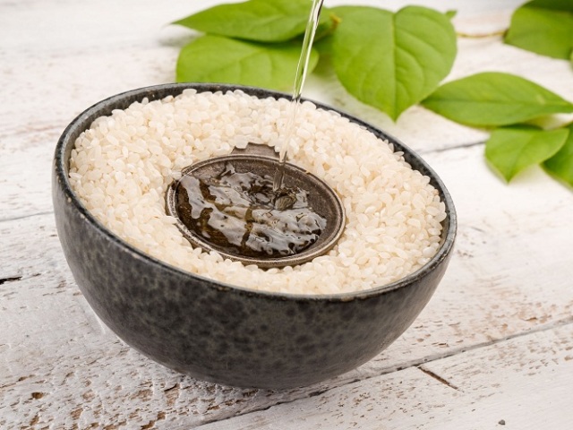 Hogyan és mit lehet cserélni a rizs ecetet a receptekben? Hogyan lehet cserélni a rizs ecetet citromlével, gyömbér pácra, szőlő -ecetre, szójaszószra, nori algákra, étkezővel és almaecetre?