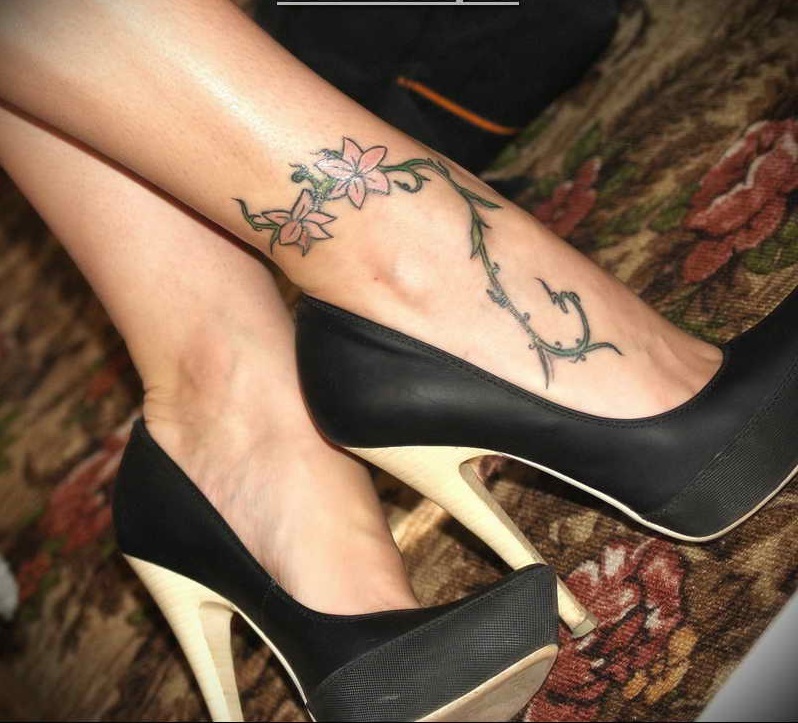 A tetoválás virág formájában jól néz ki a cipővel kombinálva
