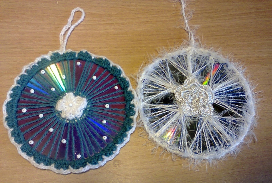 Идеи декора новогоднних шаров из дисков, пример 11
