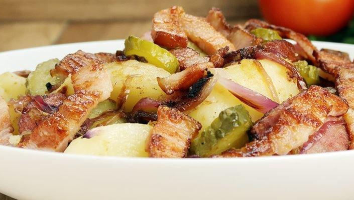 Теплый салат из остатков копченой колбасы и картофеля
