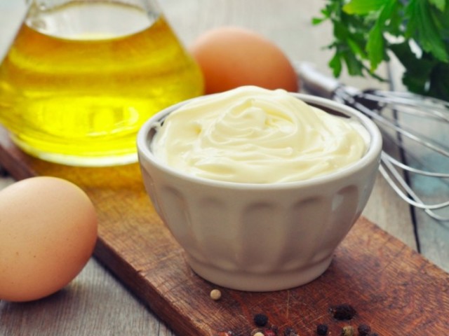 Que faire si la mayonnaise à domicile s'est avérée liquide: comment réparer quoi ajouter?