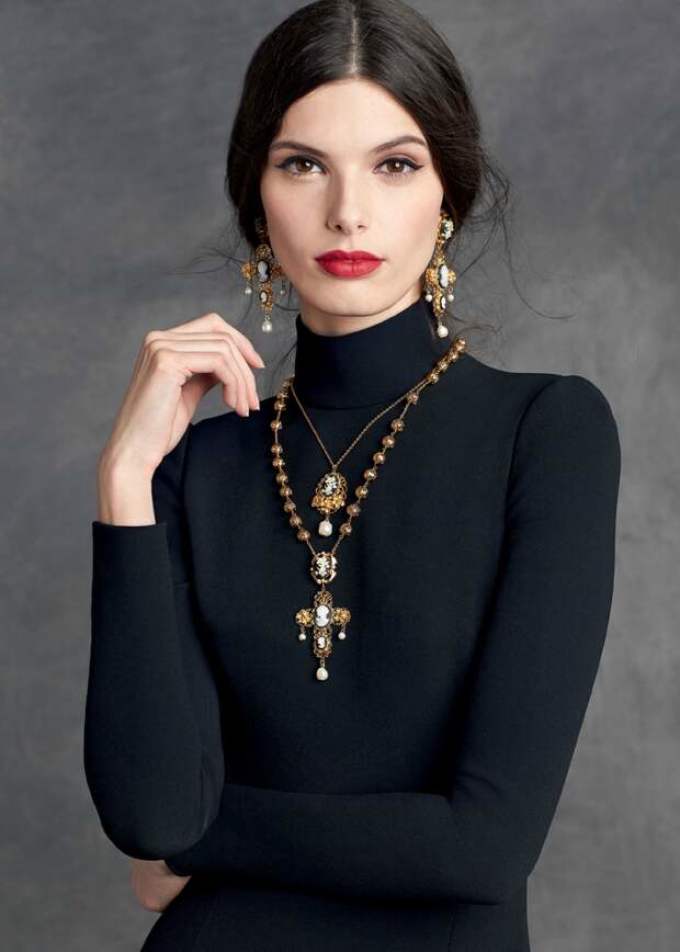 Подобрать к черному платью строгого фасона можно многослойное ожерелье, которое удачно дополнится массивными серьгами