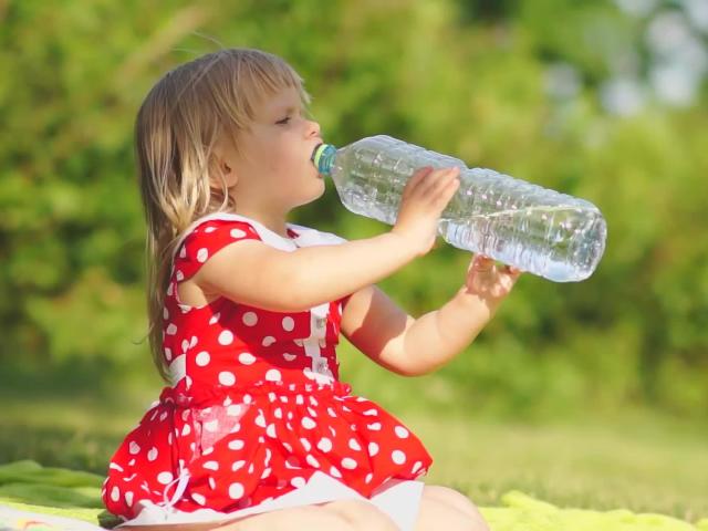 Почему маленький ребёнок много пьёт воды, жидкости: причины, последствия. Норма потребления воды у детей в сутки по возрасту: таблица. Ребенок пьет много воды ночью: причины. Нужно ли давать ребенку воду ночью и на ночь?