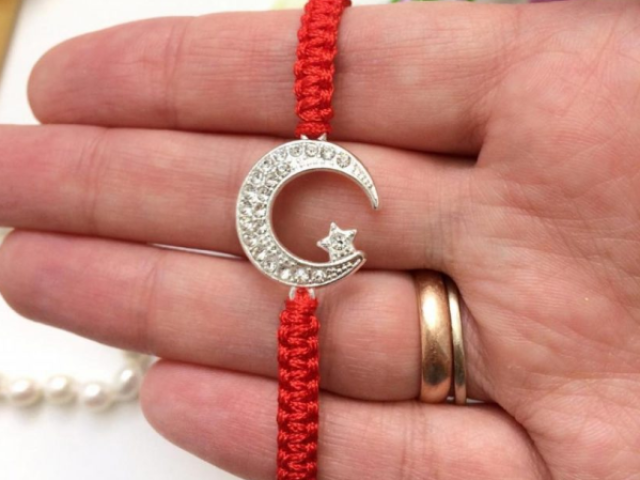 Can Muslims wear a red thread on the wrist: can I wear amulets?