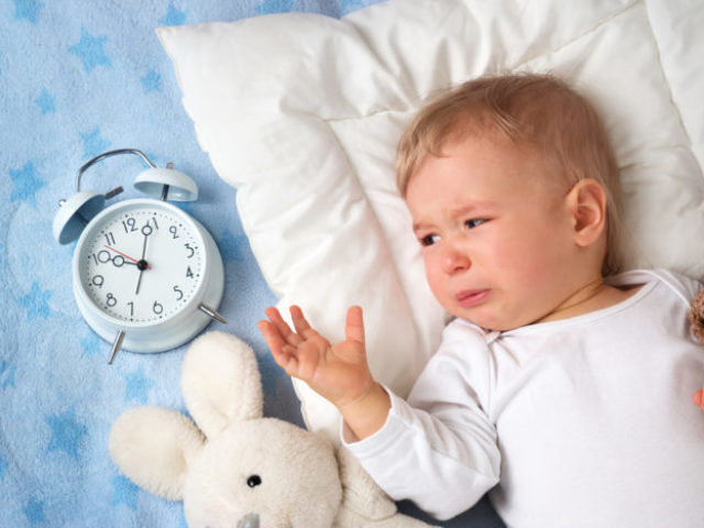 Perché il bambino non vuole dormire durante il giorno, di notte: ragioni. Cosa fare se un bambino non dorme durante il giorno - come normalizzare un sogno?