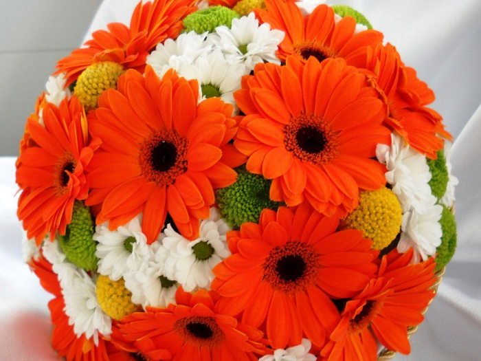 Оранжевые хризантемы в букете с другими цветами