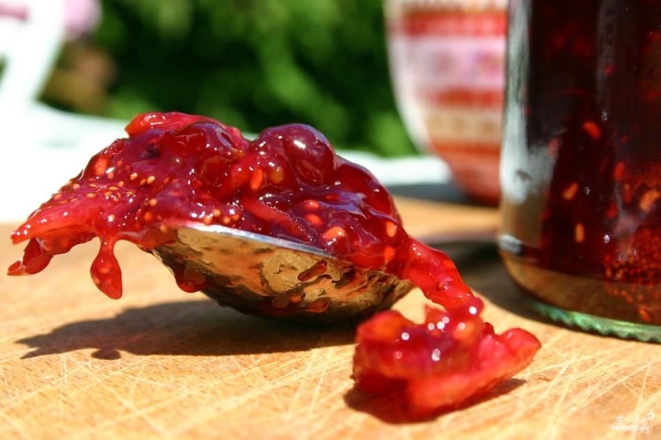 Wryngery jam with raspberries.