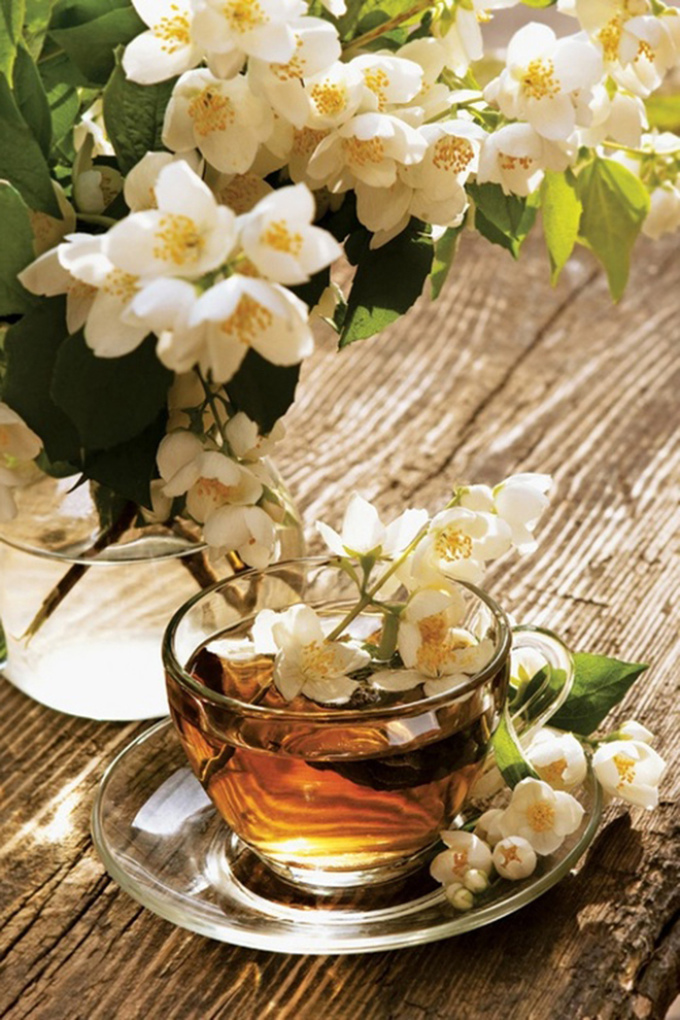 Zeleni čaj z jasminom je zelo nasičen, zato mu praviloma praviloma ni več dodan