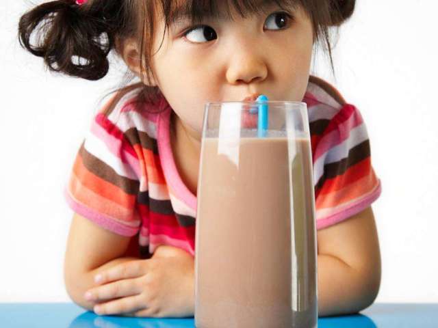 С какого возраста можно давать ребенку какао, можно ли ему пить на ночь? Какао: польза и вред для детей. Какое какао лучше покупать для детей? Как часто можно пить какао детям?