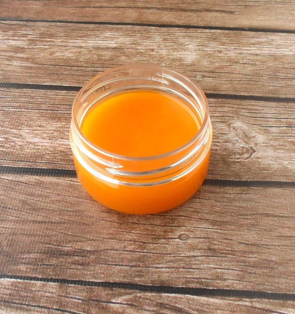 A mask of cocoa -masla and sea buckthorn for the area around the eyes looks like this - sea buckthorn gives it a bright orange color