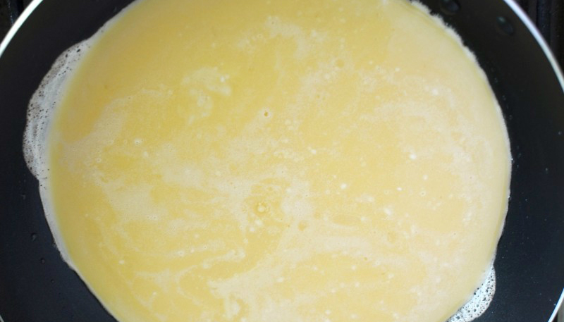 Ρουλέτα Omlet με λιωμένο τυρί: Τοποθετήστε σε ένα τηγάνι