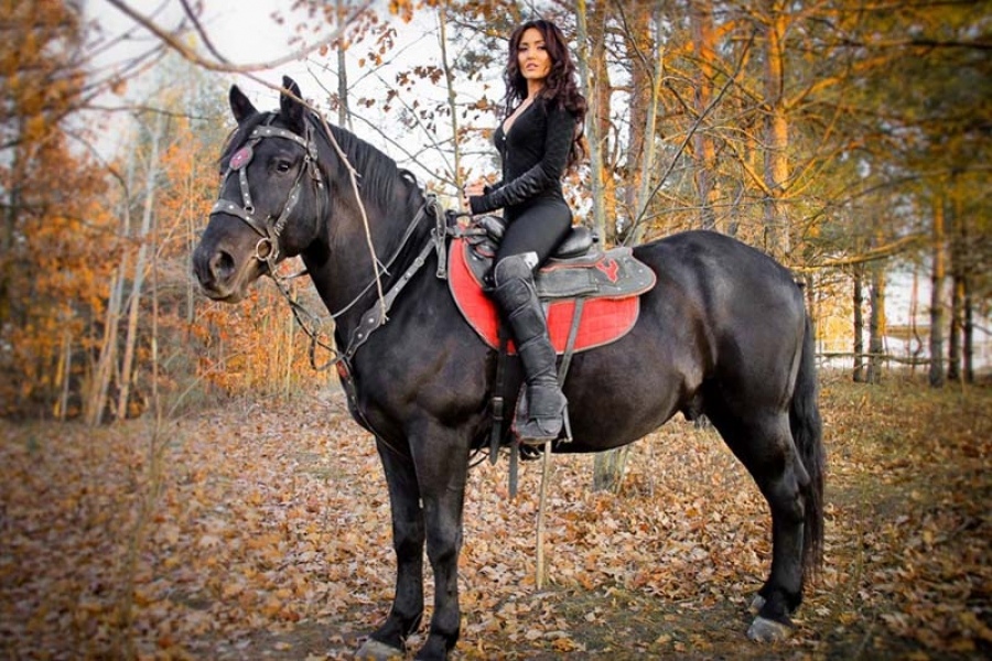 Прогулка на лошадях - подарок для девушки, мечтающей о гармоничном отдыхе