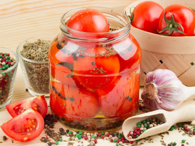 Tomates en conserve d'oignons, moitiés, entières - Pièce pour l'hiver: les meilleures recettes. Tomates marinées coupées avec des oignons et du persil, de l'ail, des carottes, du beurre, du sucré, du dessert, en gélatine pour l'hiver: recettes de cuisson