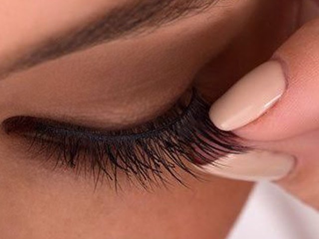 Wie kleben Sie die Overhead -Wimpern zu sich selbst: Was ist mit Werkzeugen und Materialien vorzubereiten? Wie klebe ich Klebeband über Kopf -Wimpern und Wimpern in Bündeln? Tipps, Videos, wie man Wimpern an sich steckt